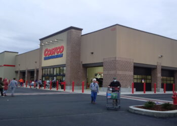 Exterior de una tienda mayorista Costco