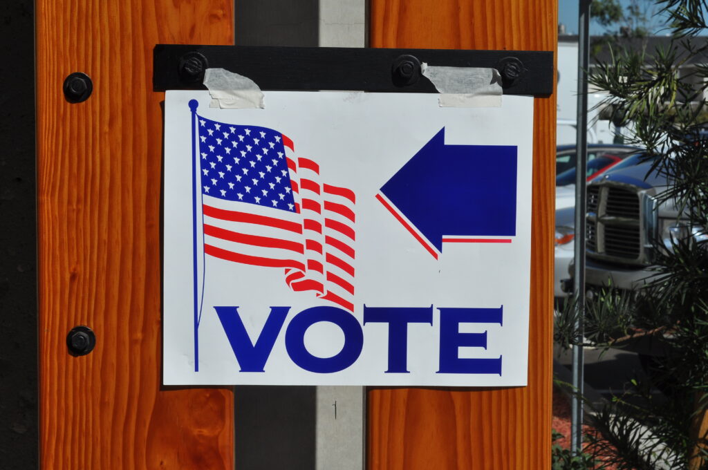 Personas votando en un centro electoral en Estados Unidos