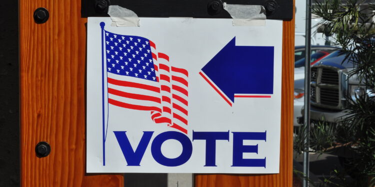 Personas votando en un centro electoral en Estados Unidos